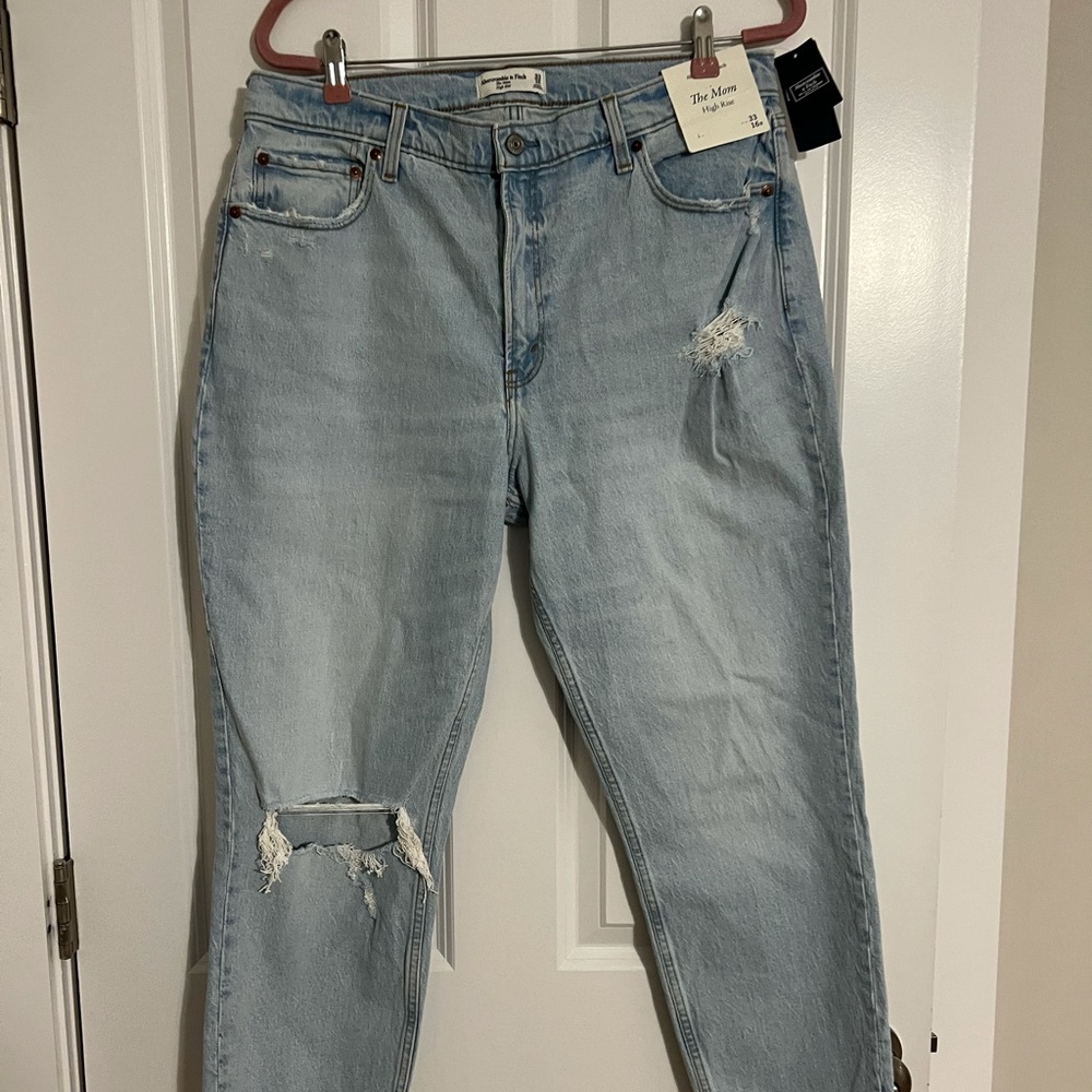 Abercrombie and Fitch Hi Rise Mom Jeans 33 NEW NWT
